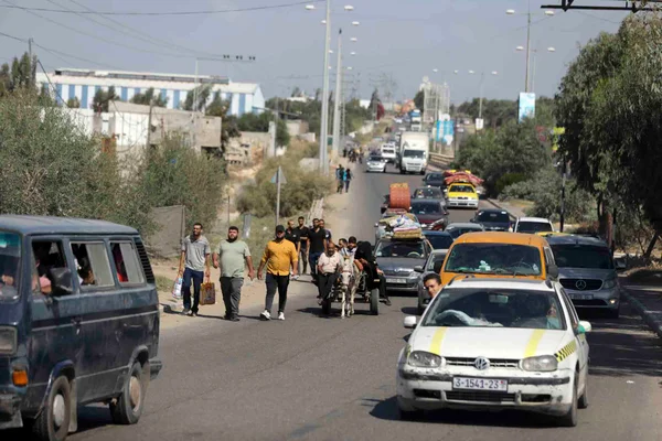Palestinos fogem para áreas mais seguras na Cidade de Gaza após ataques aéreos israelenses