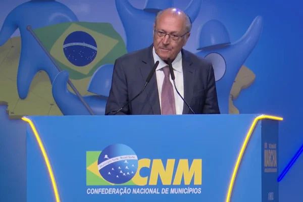 O vice-presidente Geraldo Alckmin em discurso na Marcha dos Prefeitos