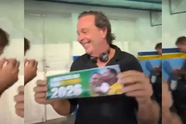 imagem colorida de Gilson Machado aparece distribuindo adesivos de Flavio Bolsonaro no Carnaval