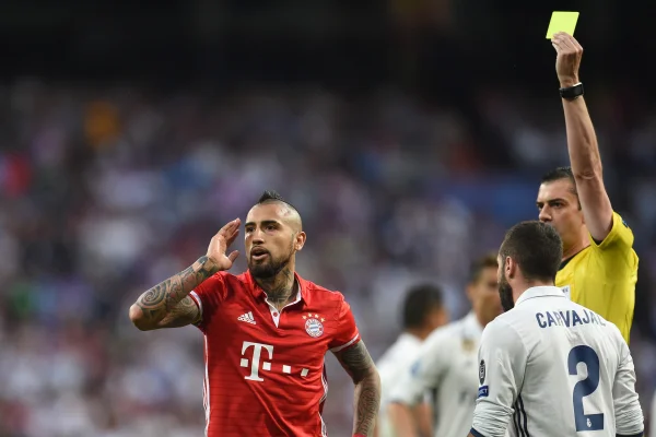 Foto colorida de Arturo Vidal, do Bayern de Munique - Metrópoles