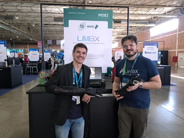 Foto colorida dos sócios da Limbx na Gramado Summit - Metrópoles