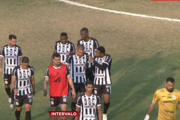 Jogadores da Inter de Limeira se retiram para o intervalo em jogo contra o Rio Branco pela Série D