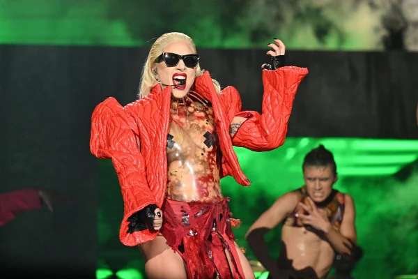 Foto colorida de mulher com roupa vermelha em show - Metrópoles