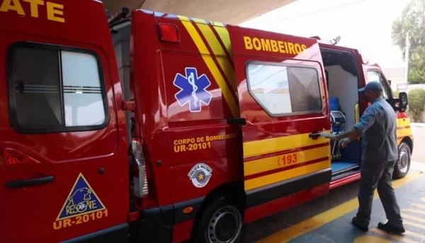 Colisão entre carro e ônibus deixou dois mortos na Grande SP. Corpo de Bombeiros prestou socorro. - Metrópoles