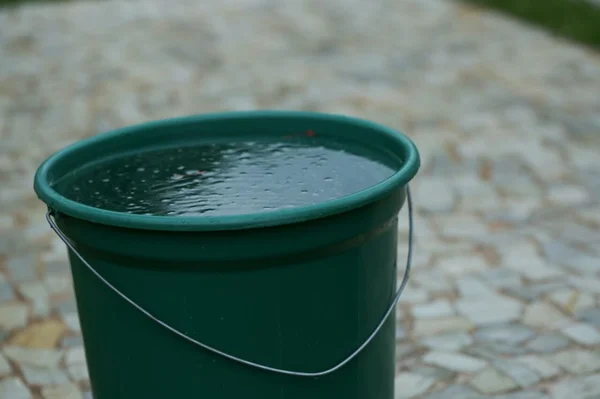 Bebê de um ano morre afogada após cair dentro de balde de limpeza