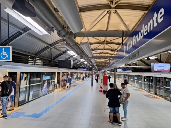 Imagem mostra plataforma de estação de metrô da linha 15-prata - Metrópoles