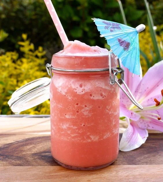 Aprenda três receitas de refrescantes drinques feitos com melancia