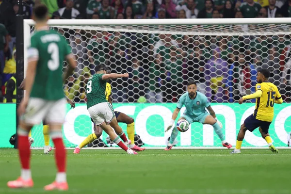 Raul Jimenez finalizando no gol no duelo México x Equador pela Copa do Mundo