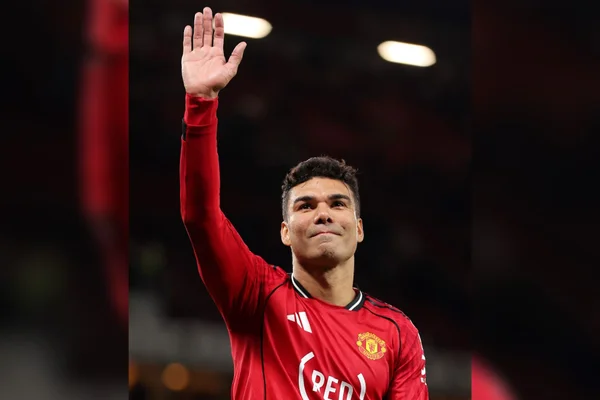 Após atuação decisiva, Casemiro é ovacionado pela torcida do United