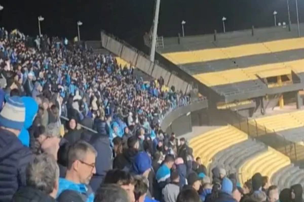 Torcida do Racing detida no estádio Campeón del Siglo, em Montevidéu, no Uruguai