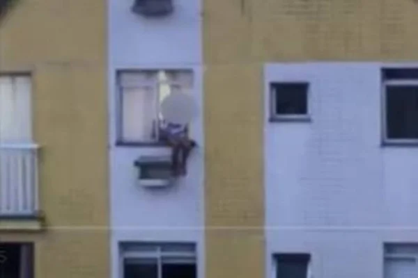 Vídeo mostra criança para fora da janela de apartamento no 10º andar