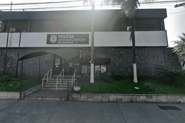 Imagem colorida da fachada da delegacia onde foi registrado o caso