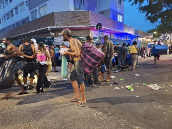 foto colorida de dependentes químicos em cruzamento da Rua dos Protestantes com a Rua dos Gusmões, na Cracolândia - Metrópoles