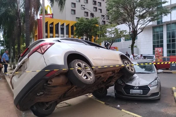 DF: motorista perde controle e carro sobe em capô de outro veículo