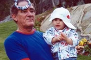 Renato Aragão e a filha, Lívian, são clicados durante a infância da atriz