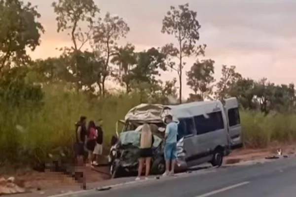 Acidente com van a caminho de Brasília deixa 8 mortos na BR-020