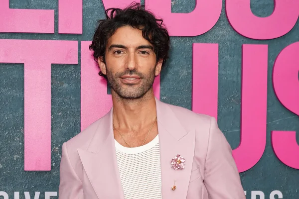 Justin Baldoni comparece à estreia de É Assim Que Acaba em 06 de agosto de 2024 na cidade de Nova York
