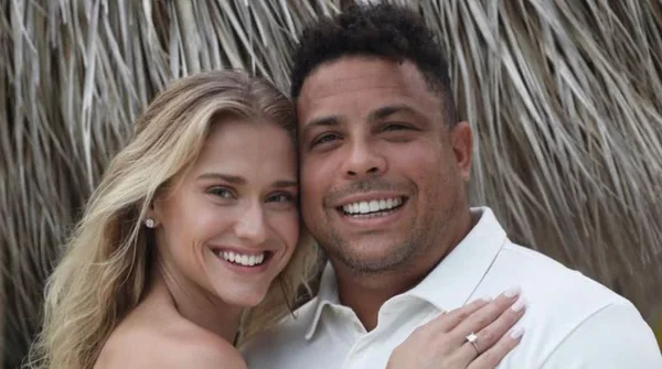 Imagem colorida de Ronaldo Fenômeno e Celina Locks, esposa do ex-jogador- Metrópoles