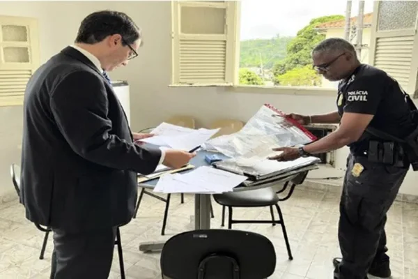 Imagem colorida, agentes do ministério público procurando documentos - Metrópoles
