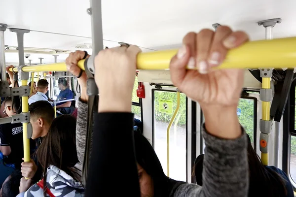 DF: homem é preso por esfregar partes íntimas em adolescente no ônibus