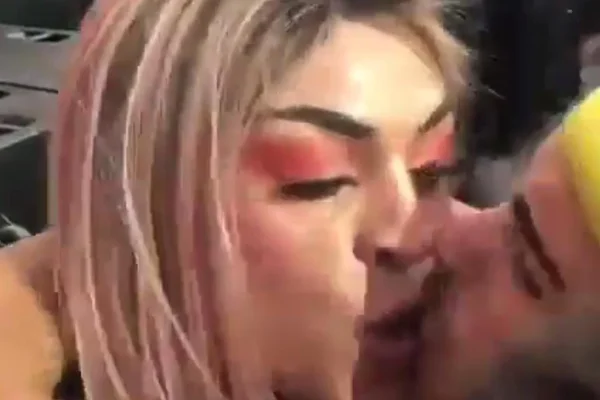 Pabllo Vittar é beijada à força em show e fãs se enfurecem: “Assédio”