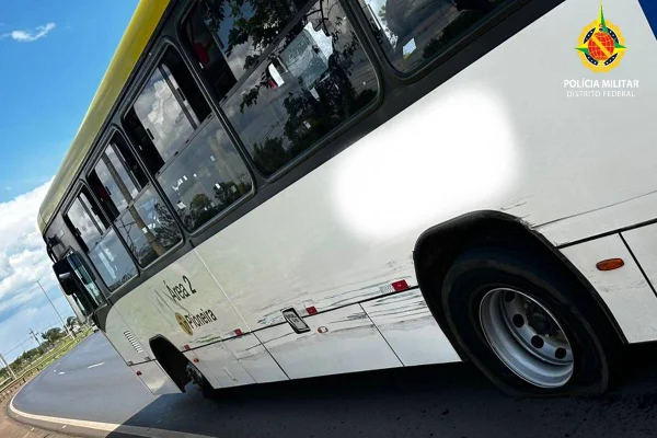 A Polícia Militar do Distrito Federal (PMDF) prendeu, na tarde desta segunda-feira (09/12), um homem acusado de furtar um ônibus na área central de Planaltina. O caso foi registrado após a equipe ser acionada pelo Centro de Operações da PM (Copom) para atender à ocorrência.