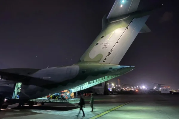 Avião da Força Aérea Brasileira irá transportar 12 brasileiros e um venezuelano de família brasileira de volta ao Brasil