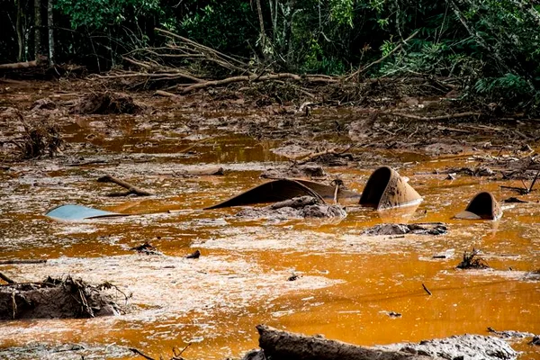 Ônibus com funcionários da Vale foi encontrado soterrado em Brumadinho