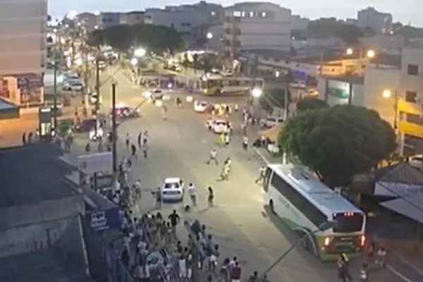 Vídeo. Motorista bêbado atropela sete pessoas em ponto de ônibus