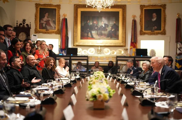 Imagem colorida mostra reunião entre Trump e Zelensky - Metrópoles