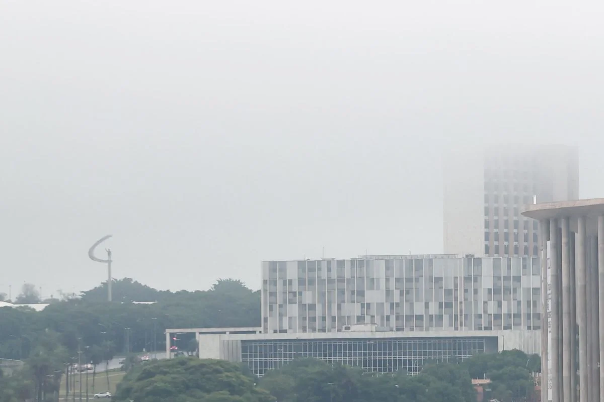 Panorama: Brasília amanhece com céu tomado por neblina nesta quarta-feira (28/10)