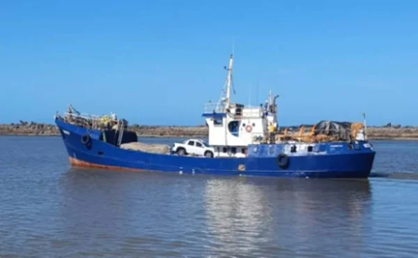 Barco naufraga perto de Fernando de Noronha; 5 estão desaparecidos