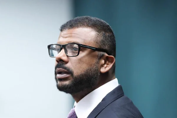 Foto colorida do deputado federal Delegado da Cunha, réu por violência doméstica - Metrópoles