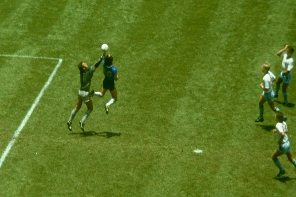 Bola da “Mão de Deus” de Maradona vai a leilão por R$ 13 milhões
