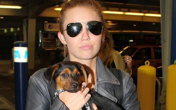 Miley Cyrus passa por cirurgia e não cantará por várias semanas