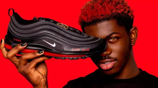 Rapper Lil Nas X com seu tênis do satã