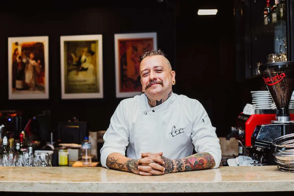 Na foto, retrato posado do chef Lenadro Nunes, do Le Parisien Bistrot - Metrópoles