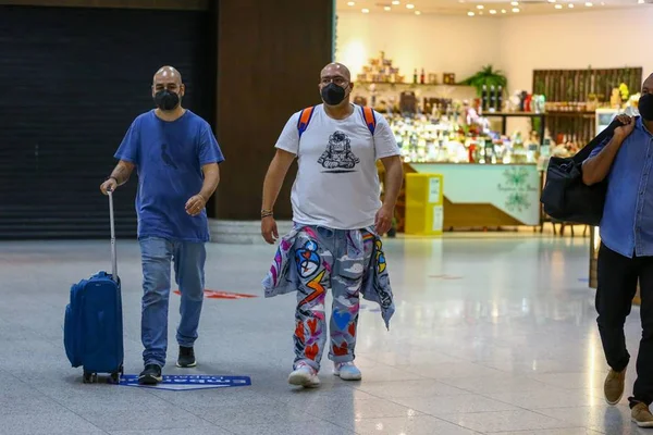 Fotos: Tiago Abravanel é flagrado em aeroporto após desistir do BBB22