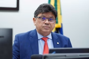 Márcio Jerry, vice-líder do governo, quer criminalizar atos de Eduardo Bolsonaro