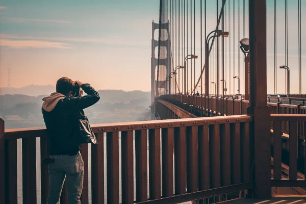 Homem tira foto na Golden Gate Bridge, São Francisco, EUA