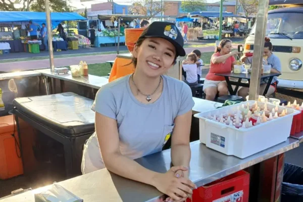Mulher de boné sorrindo