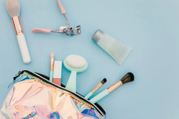 necessaire com itens de beleza