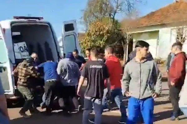 Foto colorida de população imobilizando suspeito de atacar escola no RS - Metrópoles