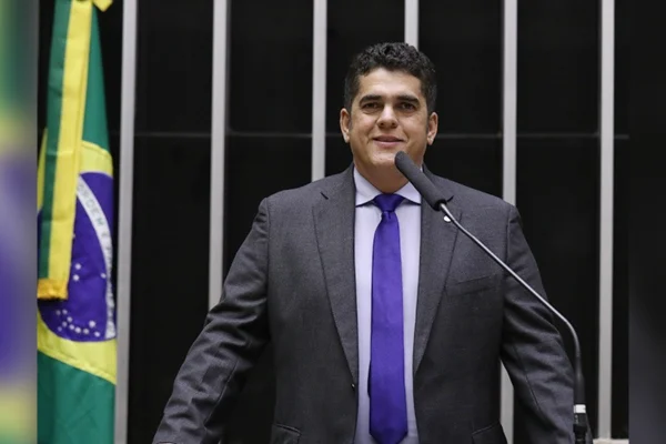 Corrupção: PF acha celular no esgoto e R$ 87 mil em buscas contra deputado