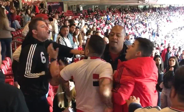 Vídeo: criança comemora gol do Corinthians no Morumbi e causa confusão