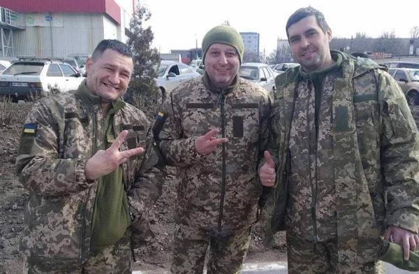 Yuriy Vernydub, técnico do Sheriff, junto de militares na Ucrânia - Metrópoles