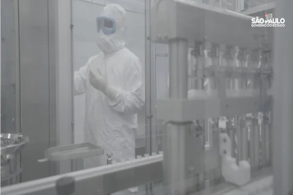 Veja imagens de dentro da fábrica que produz a vacina de Covid-19 no Brasil