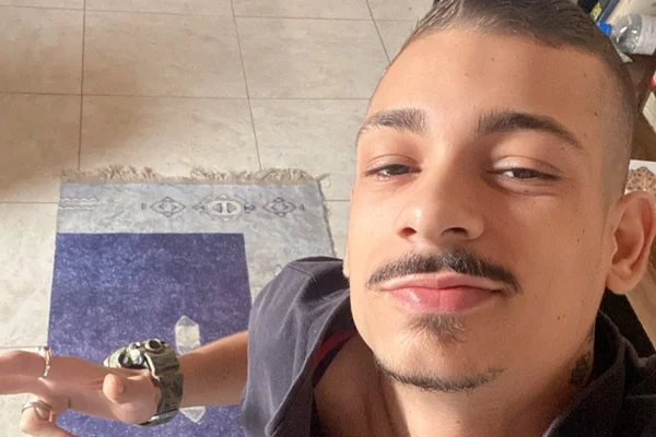 Foto colorida de KMZ do Vagão. Ele está sorrindo para a câmera, com blusa escura e relógio - Metrópoles