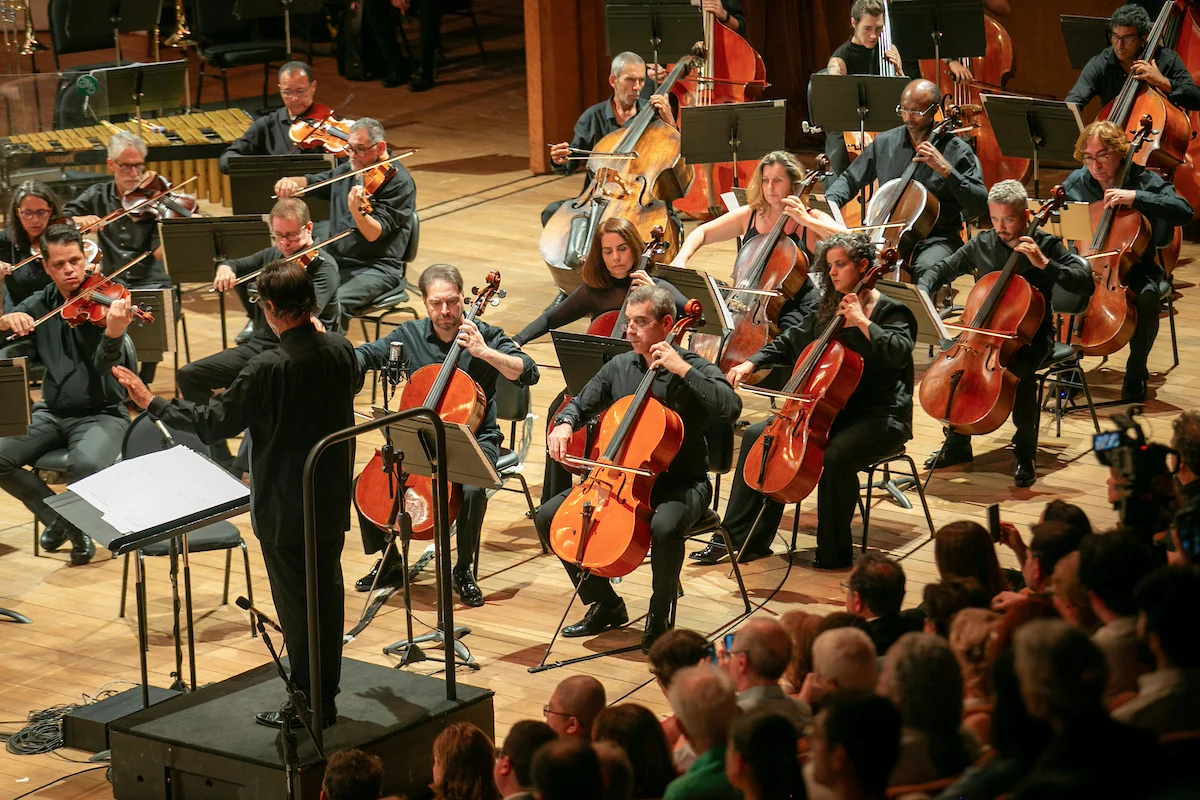 O concerto segue para; Adagietto da Sinfonia No. 5 - Gustav Mahler O concerto segue para; Adagietto da Sinfonia No. 5 - Gustav Mahler