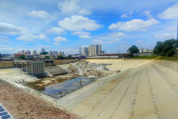 imagem colorida mostra piscinão